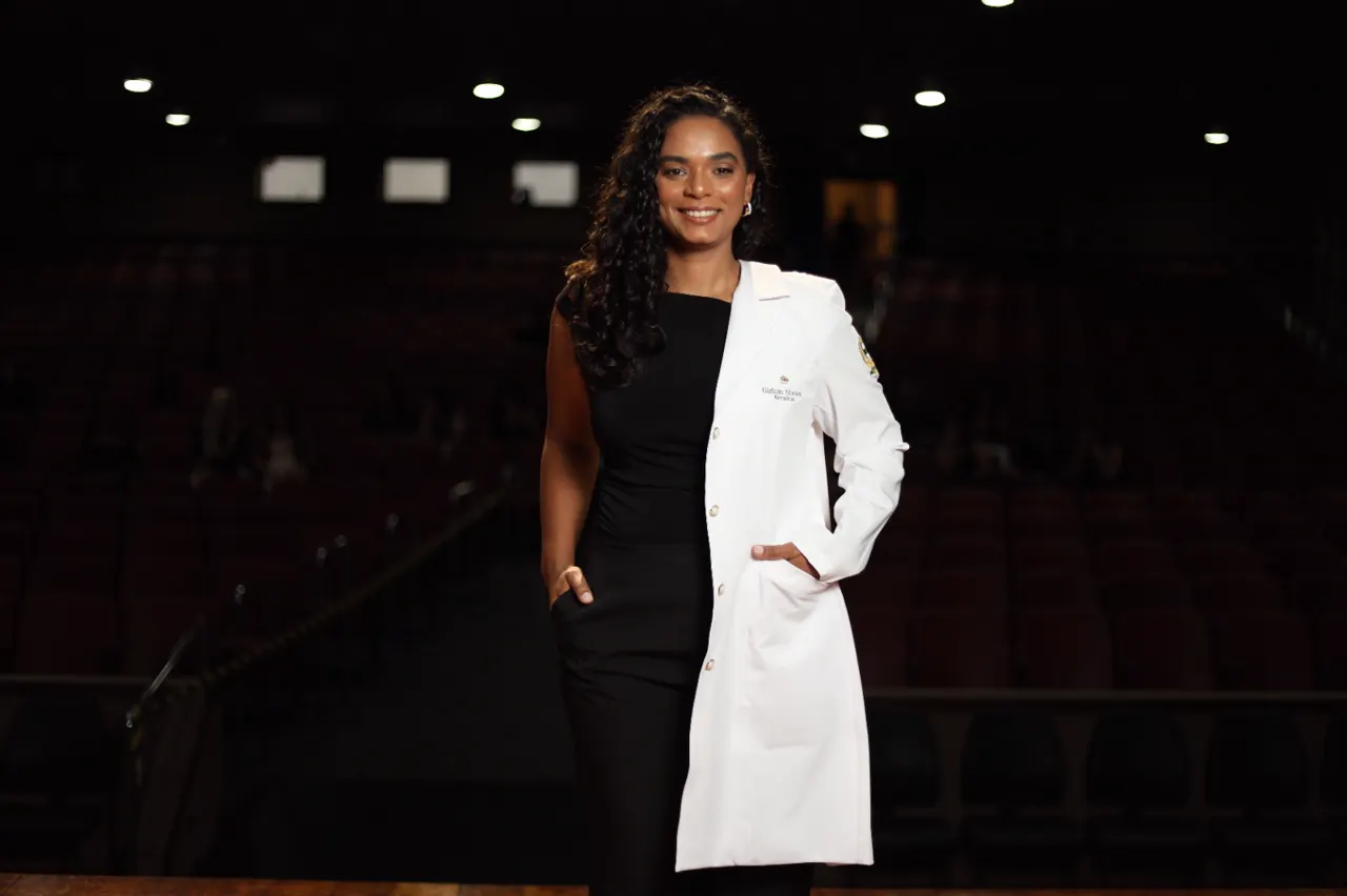 Gislaine Moraes, acadêmica de Biomedicina, na Clínica-Escola da Unigran Capital 